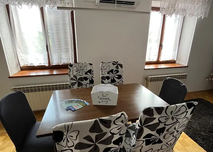 Apartma Zdar דירה *